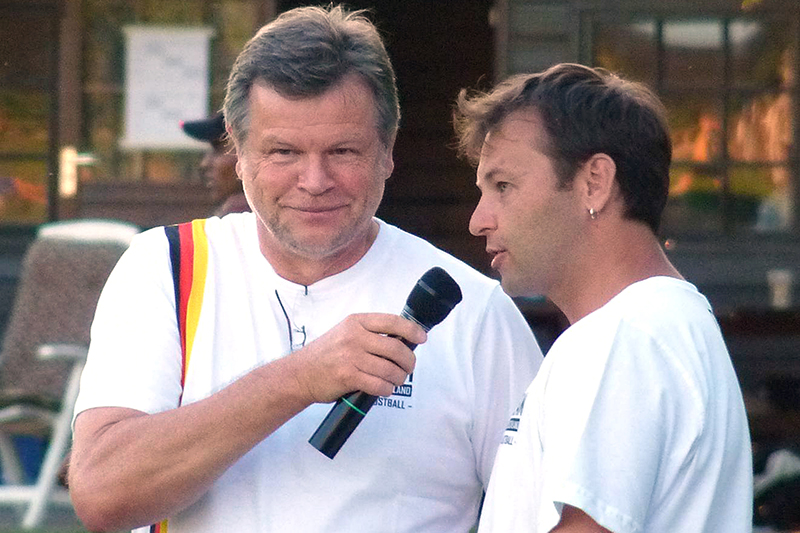 Ernst Ossenbrügge interviewt Chris Löwe Co Trainer der Nationalmannschaft 96dpi 800px rgb