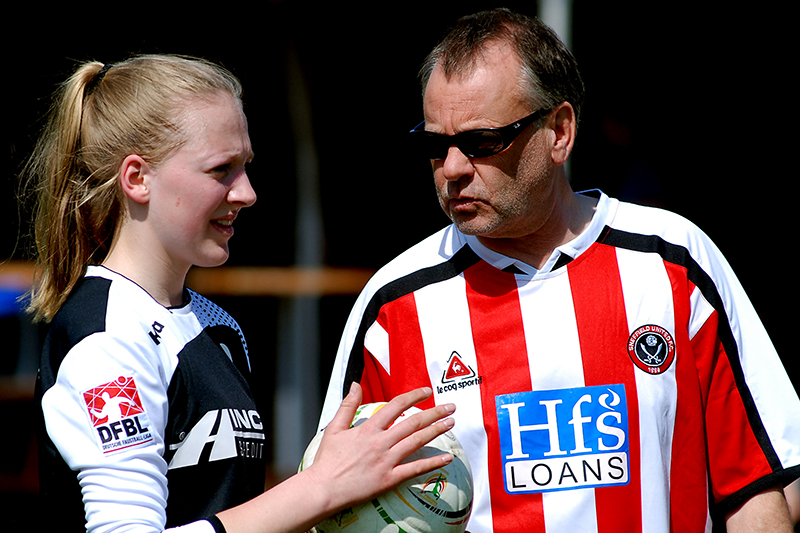 Vivien Werner holt sich Rat von Trainer Bernd Schnackenberg. Foto Bartsch