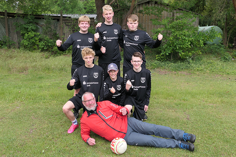 Joost Lühmann, Joris Finkel, Dennis Kröger (hinten von links), Melvin Schmidt, Florian Röbber, Kevin Grass (vorne von links) und Trainer Ralf Eckhoff.