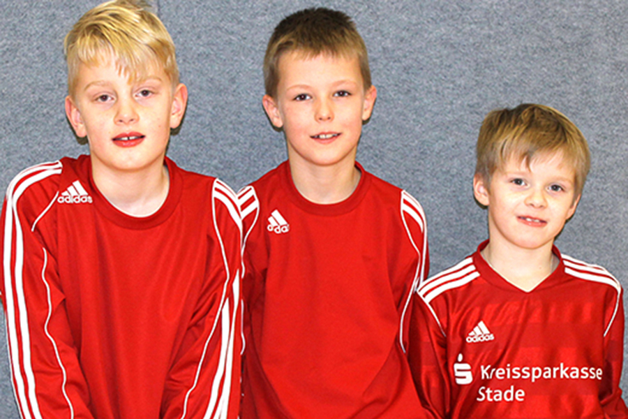Joris Finkel, Ole Müller und Tim Serbian (von links) sind Faustball Bezirksmeister der U8. Joris Finkel, Ole Müller und Tim Serbian (von links) sind Faustball Bezirksmeister der U8.